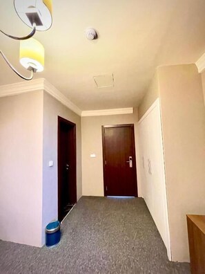 Decoración personalizada, muebles diferentes y escritorio 