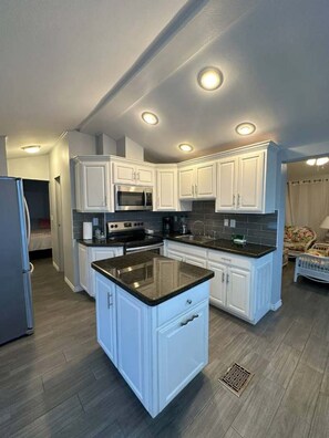 House | 2 bedrooms, desk - Stylish 2BR Waterfront Home w Pool Resort Access (Port Isabel)
