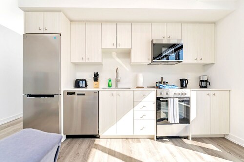 High Rise 1BR Building w Gorgeous Views