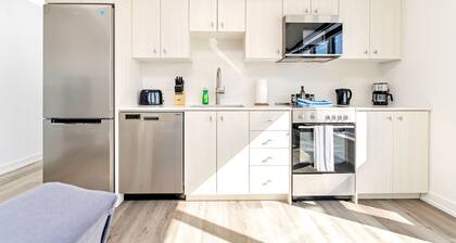 High Rise 1BR Building w Gorgeous Views