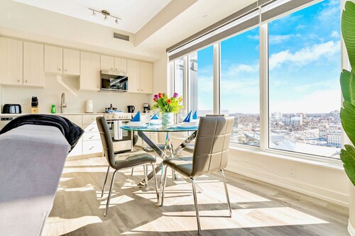High Rise 1BR Building w Gorgeous Views