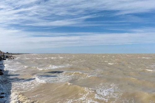 Bayside Paradise 4BR Home w Patio Games Room