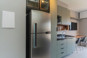 冷蔵庫、電子レンジ、オーブン、コンロ