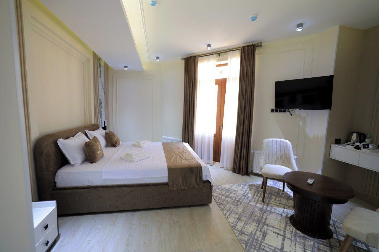 Kahden hengen huone, parveke, kaupunkinäköala | Tallelokero huoneessa, työpöytä