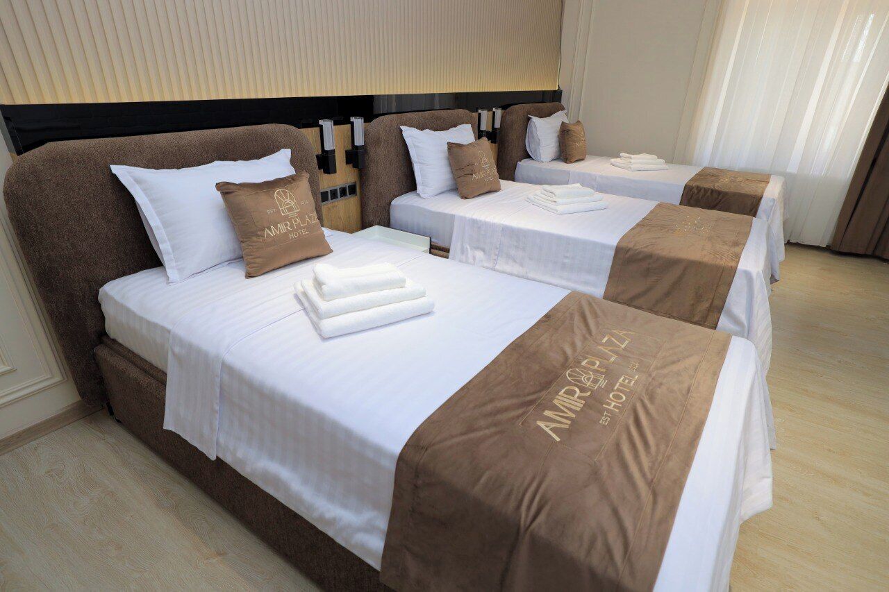 Kolmen hengen huone, parveke, kaupunkinäköala | Tallelokero huoneessa, työpöytä