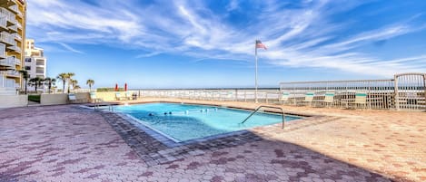 Utomhuspool och uppvärmd pool