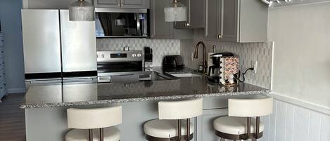 Kjøleskap, mikrobølgeovn, ovn og kokeplater