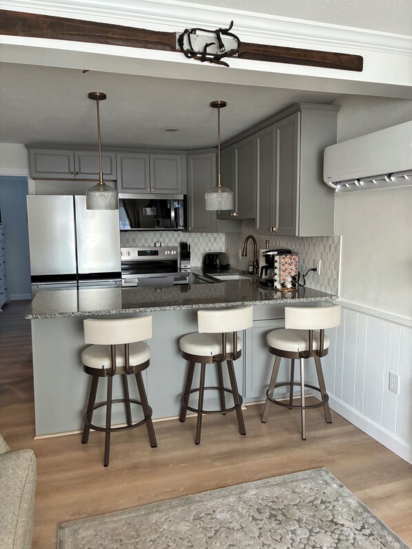 Refrigerador, microondas, horno y parrilla de estufa 