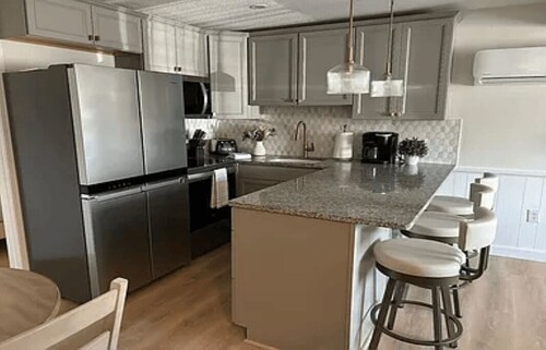 December weeks just opened ! Book now -tidy 2 bedroom. Snow is coming ! 