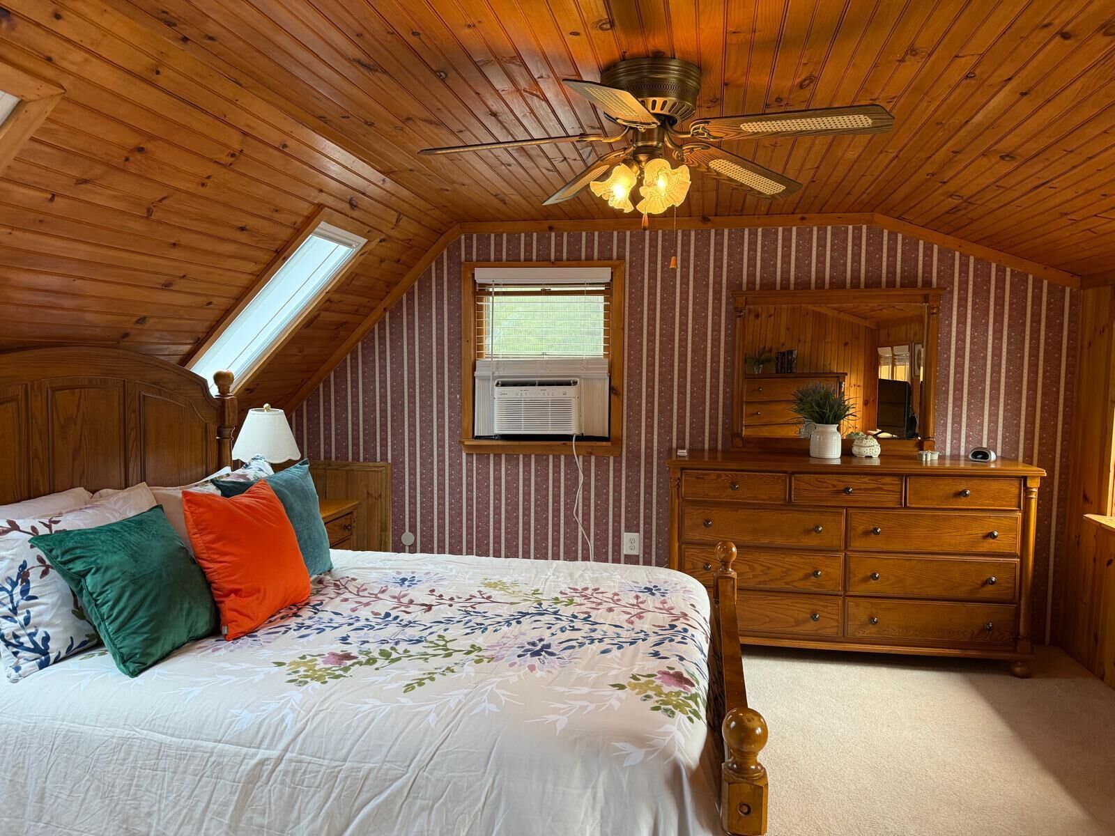 1 dormitorio, tabla de planchar con plancha, wifi y ropa de cama