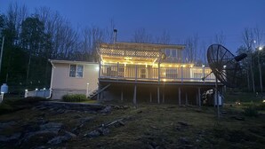 Ein zweistöckiges Haus mit Balkon und Satellitenschüssel.
