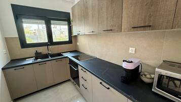 Fridge, microwave, oven, coffee/tea maker