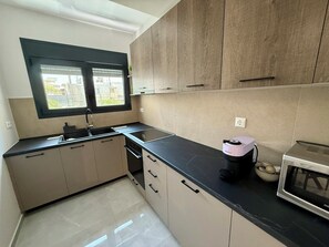 ثلاجة، ميكروويف، فرن، ماكينة لصنع القهوة/الشاي