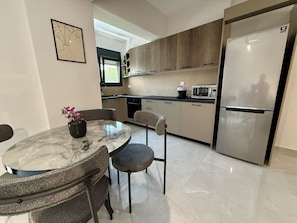 Refrigerador, microondas, horno y cafetera y tetera 