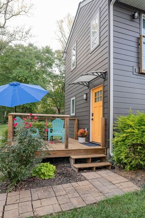 A house with a wooden deck, a blue umbrella, and a yellow door. - 2 Queen+1 Full | 2Full Baths | Walk to LU & Shops! (Lynchburg)