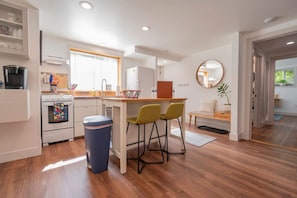 Kjøleskap, mikrobølgeovn, ovn og kokeplater