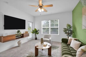 Smart TV, fireplace
