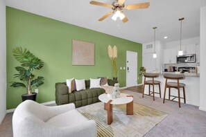 Smart TV, fireplace - KING BED/PVT Balcony/Fast Wifi/65 inch Tv/Pool+Gym (Jacksonville)