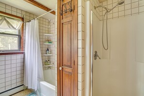 Secador de cabelo, toalhas de banho