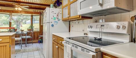 Réfrigérateur, four à micro-ondes, surface de cuisson, cafetiÚre-théiÚre