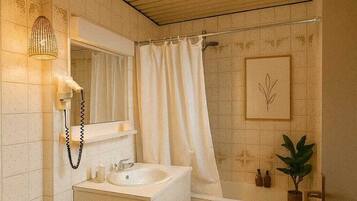 Een douche, een haardroger, handdoeken, zeep