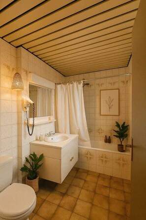 Chuveiro, secador de cabelo, toalhas de banho, sabonete