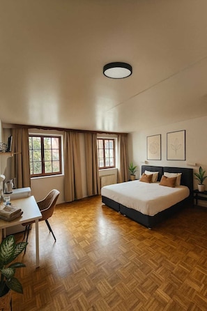 Tabla de planchar con plancha, wifi gratis, ropa de cama