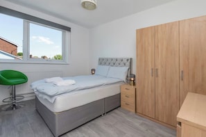 3 bedrooms, iron/ironing board, free WiFi, bed sheets - London Apartment With 3 Bedrooms (London)
