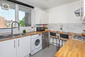 Fridge, microwave, oven, stovetop - London Apartment With 3 Bedrooms (London)