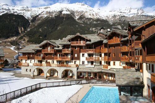 Wifi, 100m from resort center, fitness, swimming pool, sauna, hammam, terrace, balcony, parking, tv