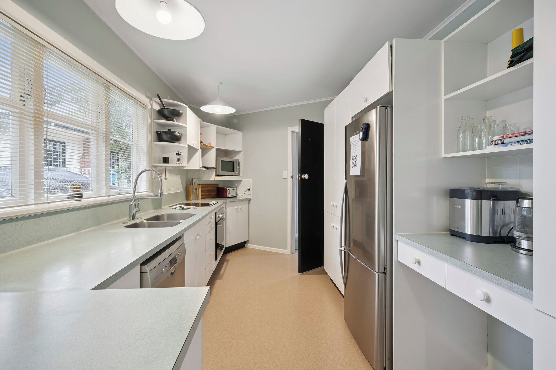 ثلاجة، ميكروويف، غسالة أطباق، محمصة خبز