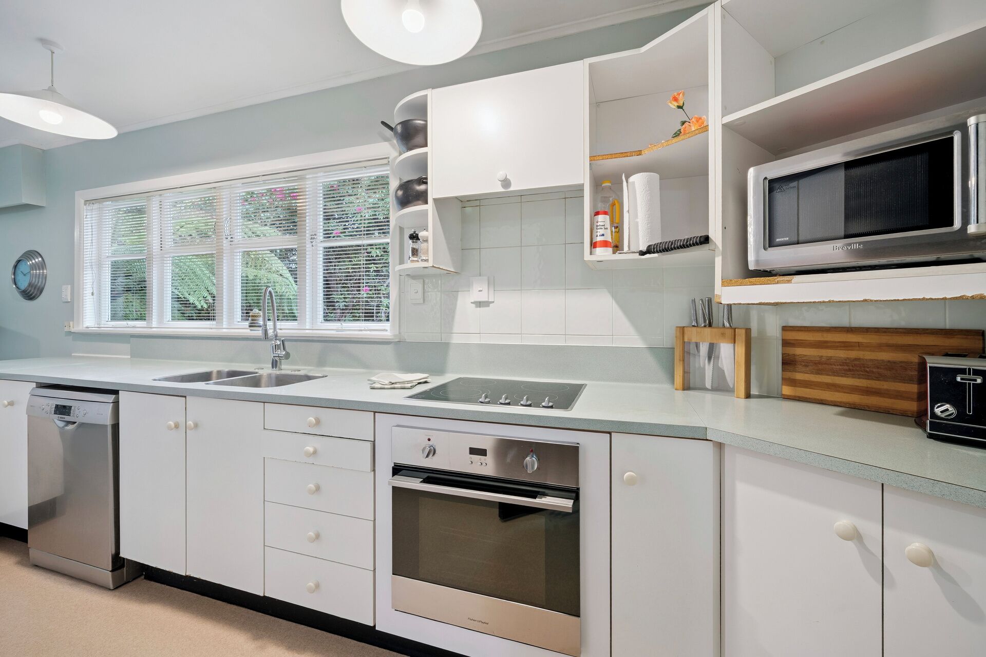 Kühlschrank, Mikrowelle, Geschirrspüler, Toaster