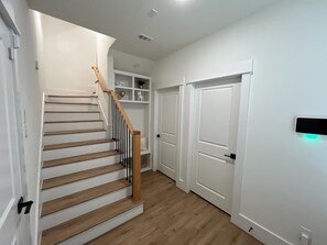Interior - Modern 3BR Home. Medical Center, NRG, Zoo, Downtown (Houston)