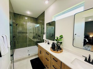 Regadera, toallas, jabón, papel de baño 