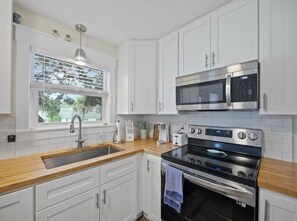 Een magnetron, een oven, een kookplaat, een vaatwasser