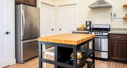 Sunlit Laurelhurst Cottage - Office, Dog-Friendly