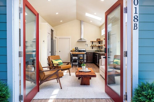 Cozy Laurelhurst Retreat; highly walkable contemporary escape