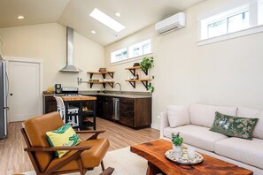 Unclassified image, 4 of 33, button - Sunlit Laurelhurst Cottage - Office, Dog-Friendly (Portland)
