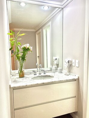 Hiustenkuivaaja, pyyhkeet, vessapaperi