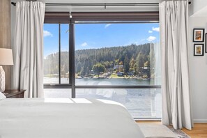 2 bedrooms, free WiFi, bed sheets, wheelchair access - Luxury! Waterfront Condo on the River |Views from Windows & Balcony |Gas Fireplace |Dock & Garage (Coeur d'Alene)