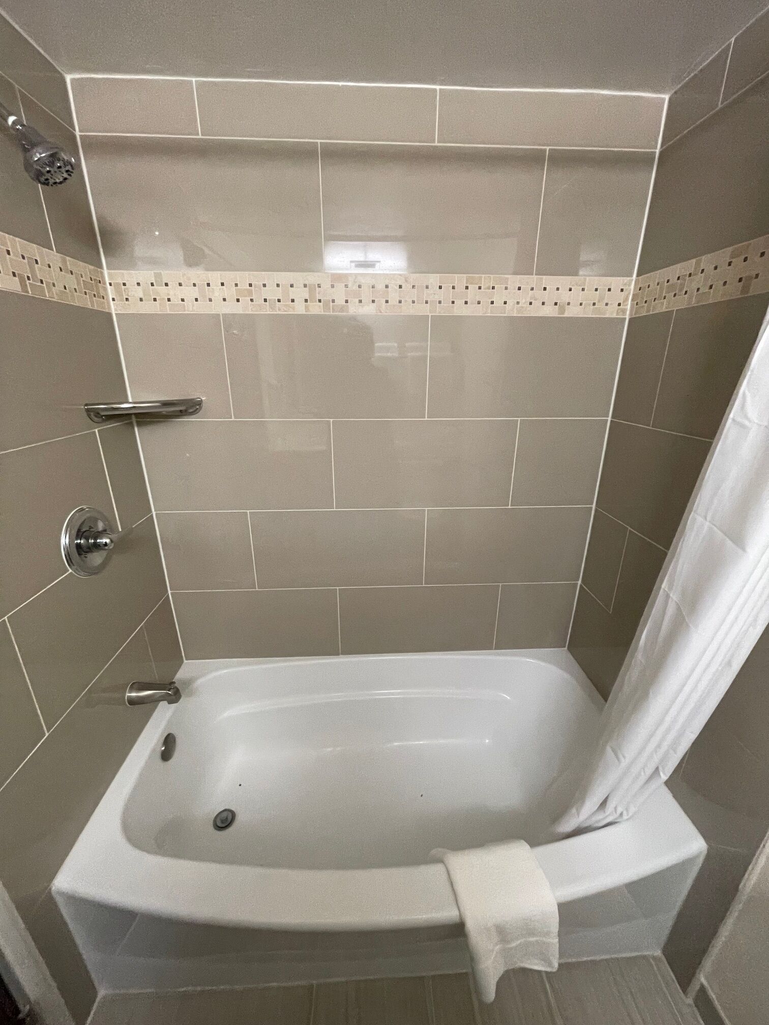 Kombinert dusj/badekar, håndklær, såpe og sjampo