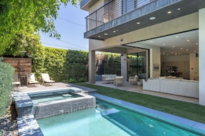 Outdoor pool, open 8:00 AM to 10:00 PM, pool loungers - Casa Bella by Oraklus (Los Angeles)