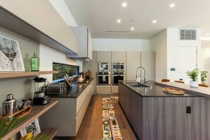 Casa de lujo, vista al jardín | Cocina privada | Refrigerador con congelador, microondas, horno y parrilla de estufa 