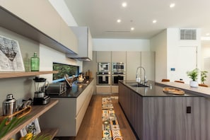 Casa de lujo, vista al jardín | Cocina privada | Refrigerador con congelador, microondas, horno y parrilla de estufa