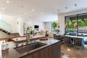 Casa de lujo, vista al jardín | Área de sala de estar