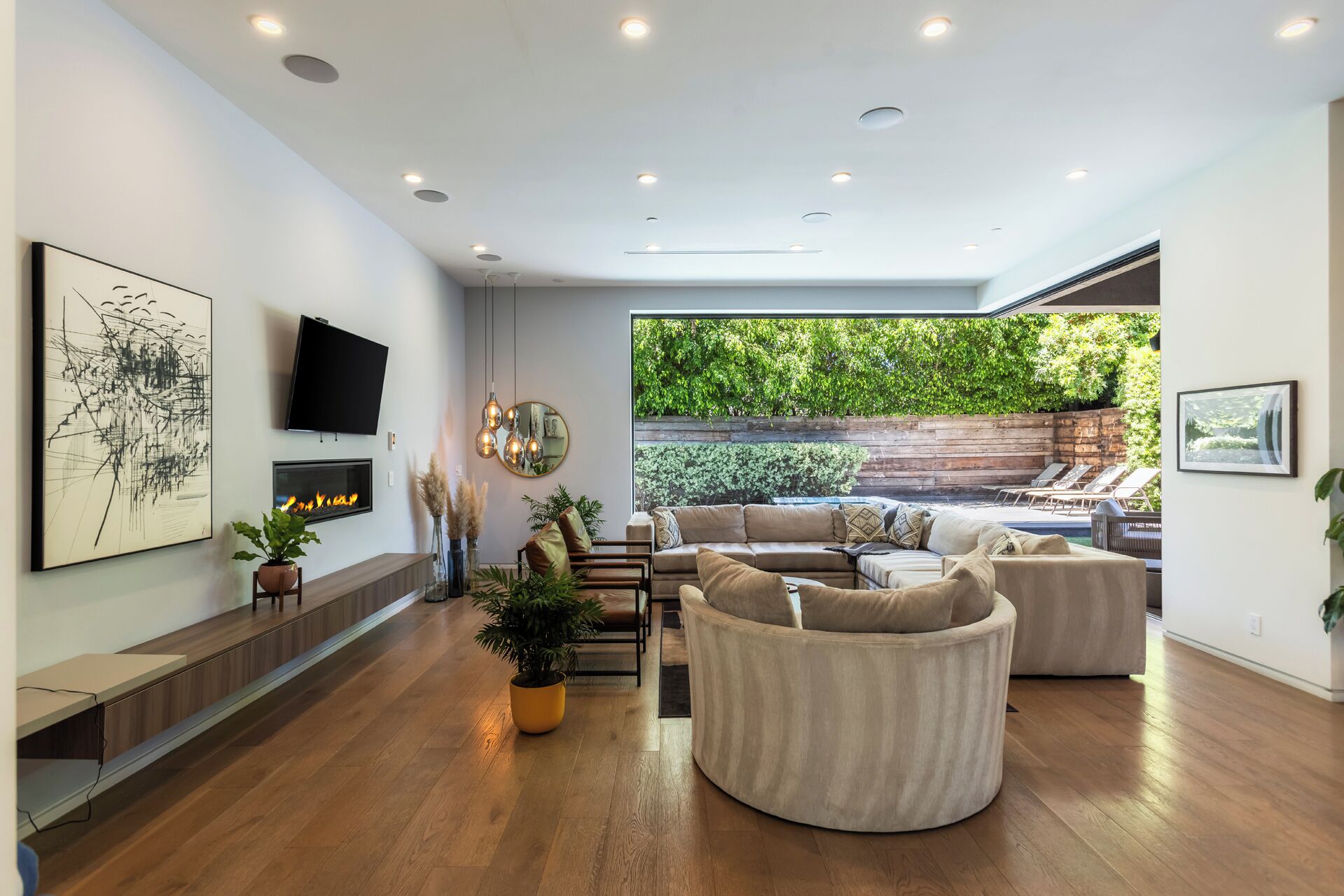 Luxury House, Garden View | Living room