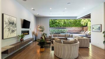 Luxe huis, uitzicht op tuin | Woonkamer