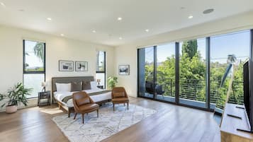 Luxury House, Garden View | Blackout drapes, iron/ironing board, free WiFi