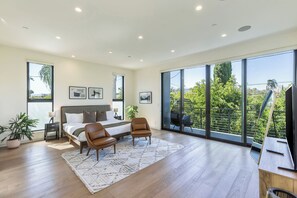 Casa de lujo, vista al jard�ín | Cortinas blackout, tabla de planchar con plancha y wifi gratis 