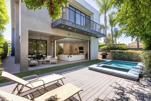 Una piscina al aire libre (de 08:00 a 22:00), tumbonas